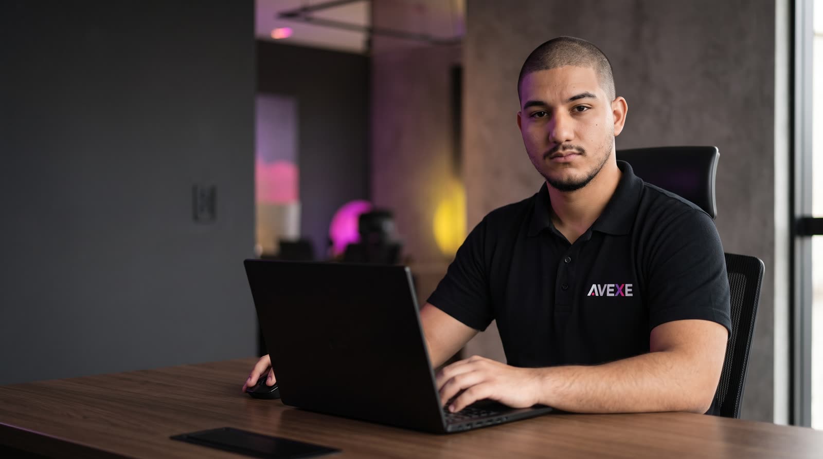 Jonatas Santana no ambiente de trabalho